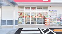 スギ薬局　魚津本江店の入口