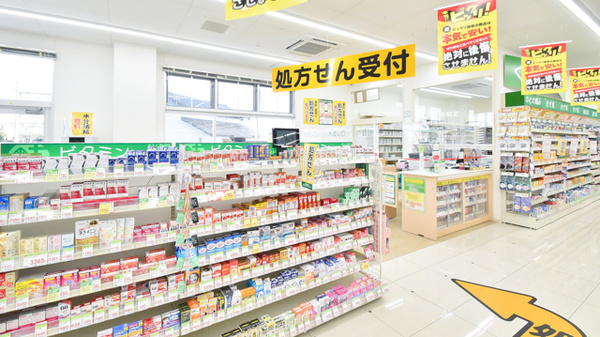 スギ薬局　魚津本江店の入口