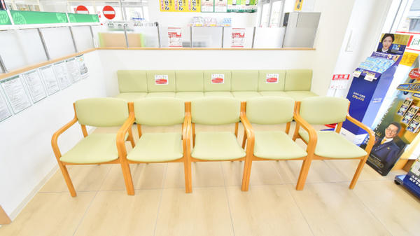スギ薬局　魚津本江店の待合スペース