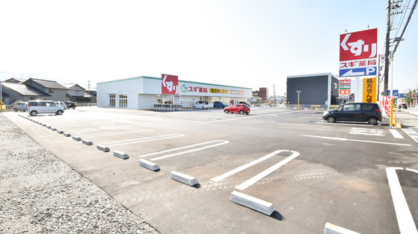 スギ薬局　魚津本江店の駐車場