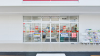 スギ薬局　前山店の入口