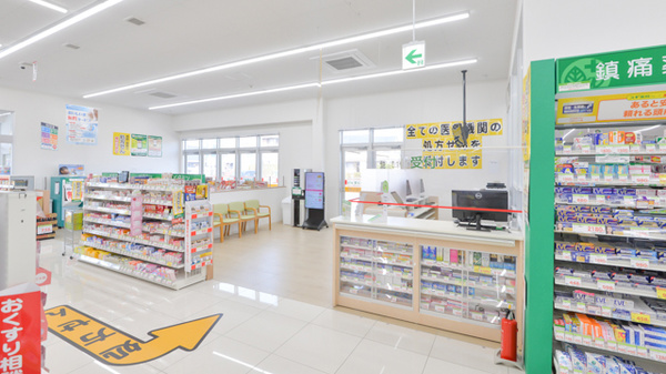 スギ薬局　前山店の入口