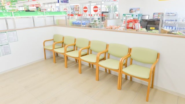 スギ薬局　前山店の待合スペース