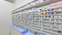 スギ薬局　前山店の薬棚