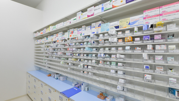 スギ薬局　前山店の薬棚