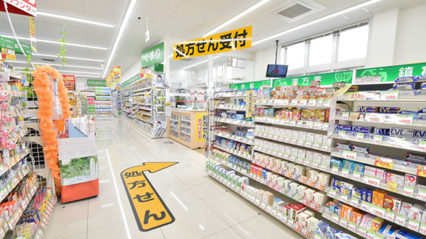 スギ薬局　金石店の入口
