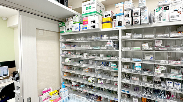 アイル薬局駒込店の薬棚