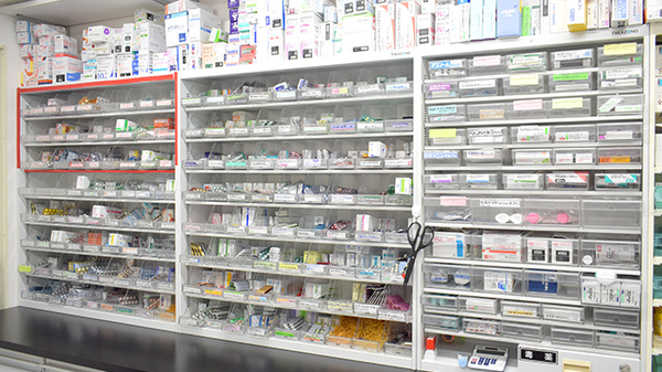 フチ町調剤薬局の薬棚
