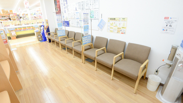 調剤薬局ツルハドラッグ豊田前山店の待合スペース