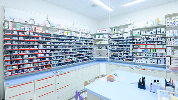 調剤薬局ツルハドラッグ豊田前山店の薬棚