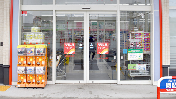 調剤薬局ツルハドラッグ新潟亀田店の入口