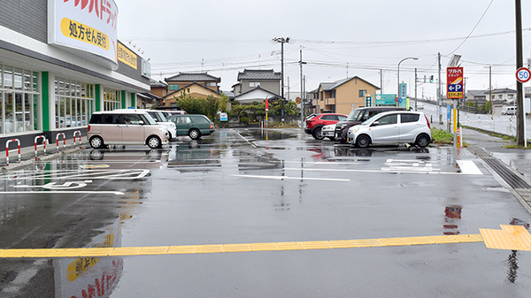 調剤薬局ツルハドラッグ新潟亀田店の駐車場
