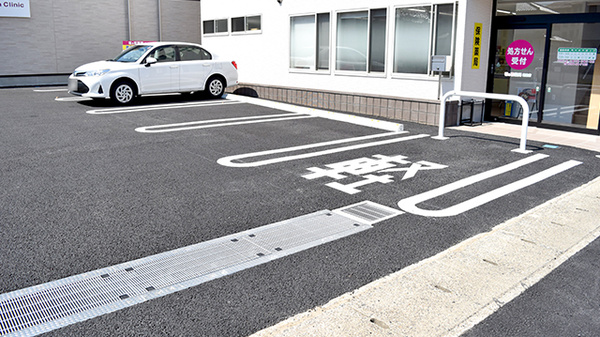 花・花薬局　朝倉店の駐車場