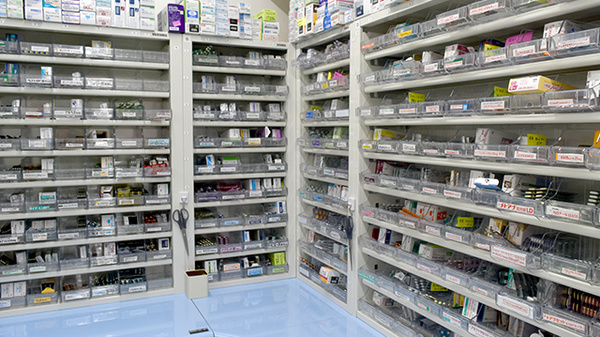 パル薬局新堀店の薬棚