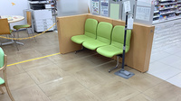 ヤックスドラッグ上総湊薬局の待合スペース
