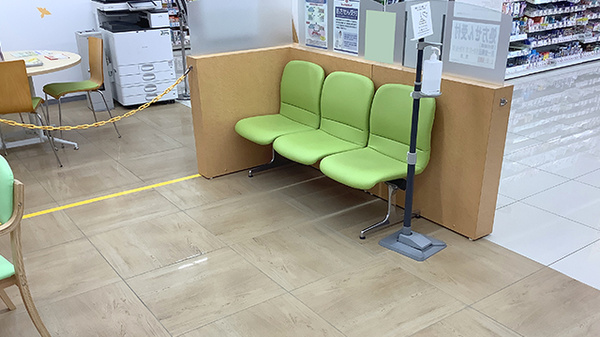 ヤックスドラッグ上総湊薬局の待合スペース