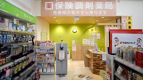 調剤薬局ツルハドラッグ東札幌店の入口