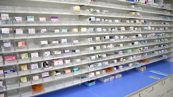 調剤薬局ツルハドラッグ東札幌店の薬棚