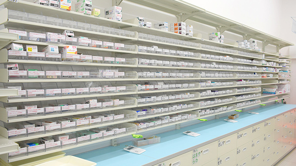 ププレひまわり薬局多治米2号店の薬棚