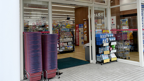 ココカラファイン薬局福岡白金店の入口