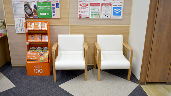 ココカラファイン薬局福岡白金店の待合スペース