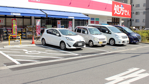 ココカラファイン薬局守口八雲店の駐車場
