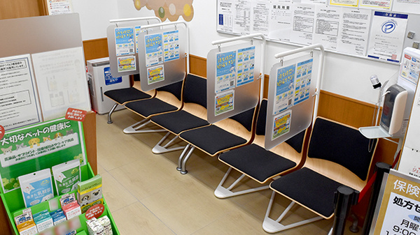 調剤薬局ツルハドラッグ米沢相生町店の待合スペース