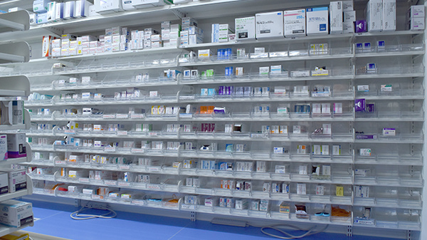 調剤薬局ツルハドラッグ宇都宮陽東店の薬棚