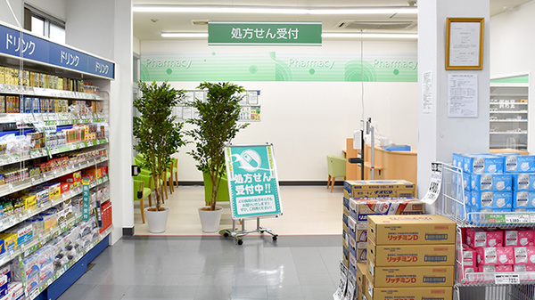 ドラッグセイムス館林薬局の入口