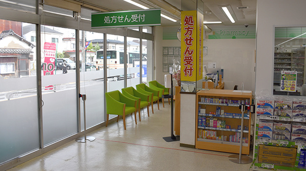 ドラッグセイムス小平東薬局の入口