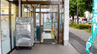 ドラッグセイムス武州長瀬駅前薬局の入口