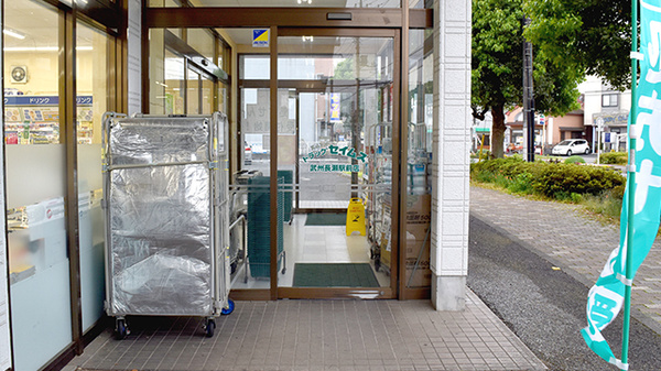 ドラッグセイムス武州長瀬駅前薬局の入口