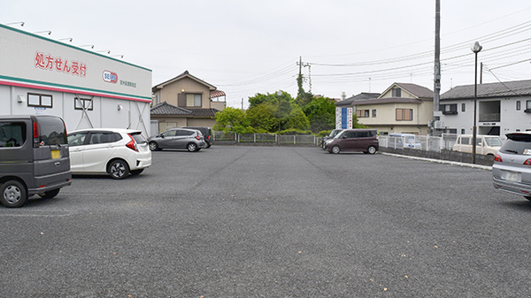 ドラッグセイムス武州長瀬駅前薬局の駐車場