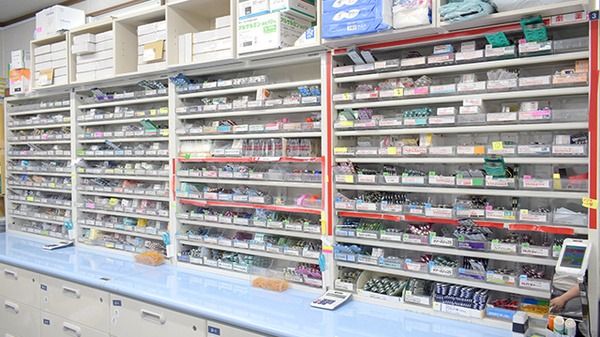 はな薬局　田辺店の薬棚