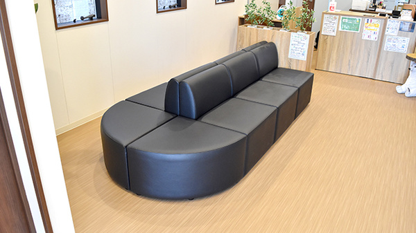 ワイアンドワイ薬局宇都宮店の待合スペース