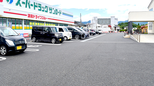 サンロード調剤　富士吉田店の駐車場