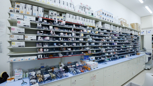 調剤薬局ツルハドラッグ東郷店の薬棚