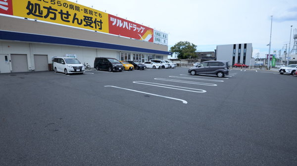 調剤薬局ツルハドラッグ東郷店の駐車場