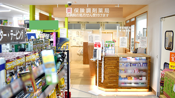 調剤薬局ツルハドラッグ　川崎駅前大通り店の入口