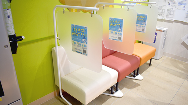 調剤薬局ツルハドラッグ　川崎駅前大通り店の待合スペース
