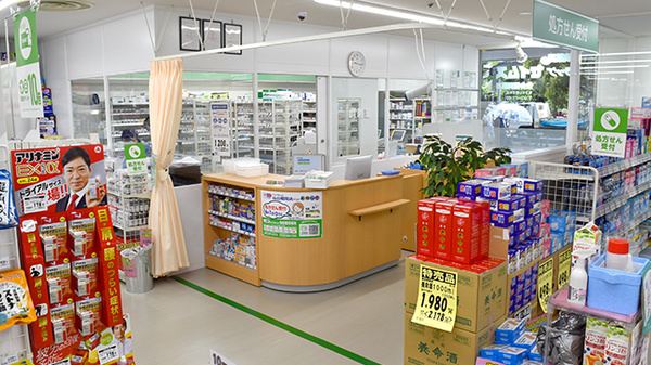ドラッグセイムス仙台榴岡薬局の入口
