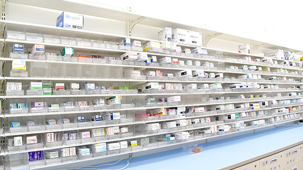 杏林堂薬局　新原店の薬棚