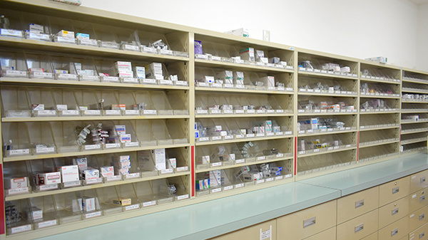 サン薬局　御所北店の薬棚