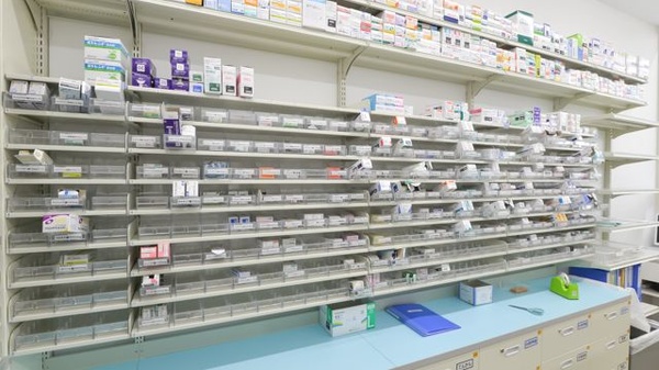 スギ薬局 三田三輪店の薬棚