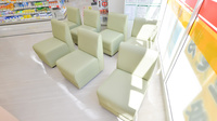 スギ薬局 池田駅前店の待合スペース