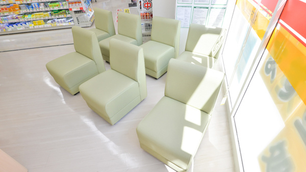 スギ薬局 池田駅前店の待合スペース