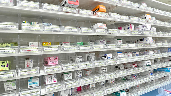 フタツカ薬局瓦林店の薬棚