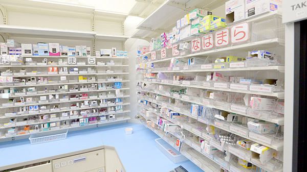 レデイ薬局　庄町店の薬棚