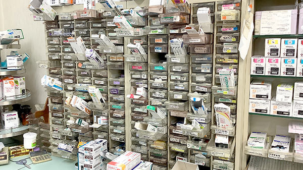 いろは薬局の薬棚