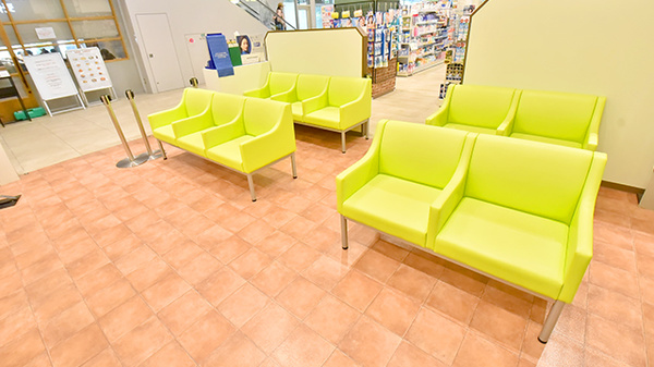 薬ヒグチ薬局 流山おおたかの森店の待合スペース